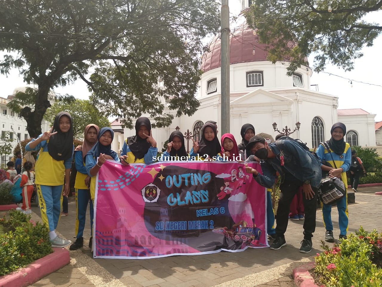 Seru Abis! Siswa Kelas 6 SDN Merak 2 Jelajah Kota Lama Semarang Naik Kereta Api