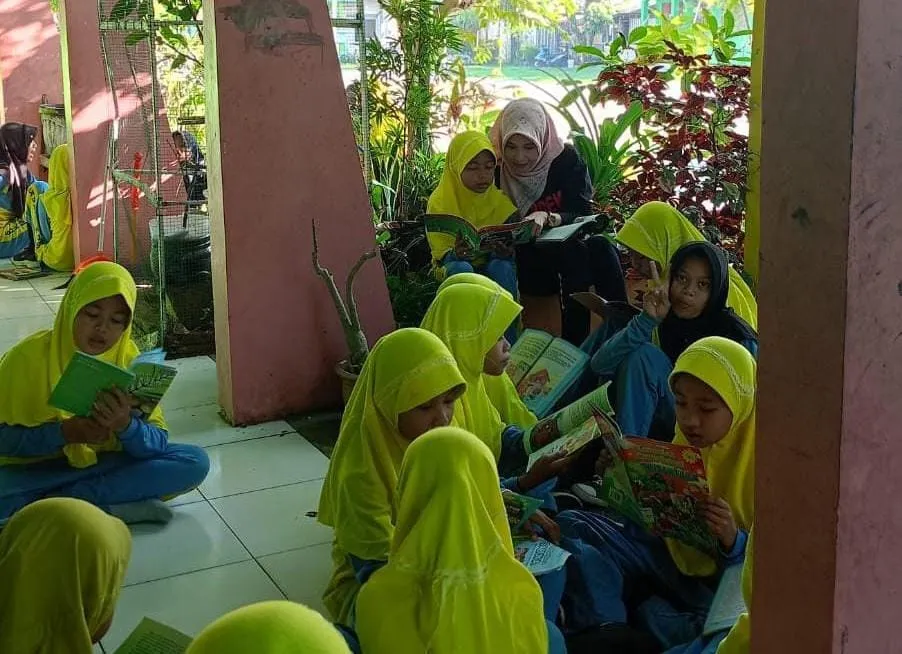 Jumat Literasi: Cara SDN Merak 2 Menanamkan Jendela Dunia Sebelum Olahraga Pagi